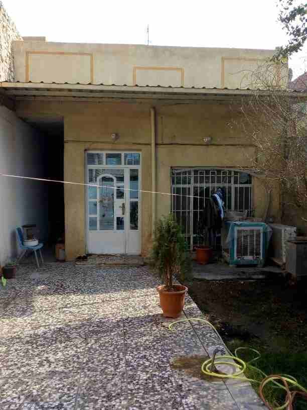 للبيع بيت طابو ملك صرف بالشعب نهاية الفورتات مساحتة ١٥٠ متر يحتوي على/ گراج،حديقة،استقبال،هول،حولي،مطبخ فرفوري،صحيات سيراميك،ترك خلفي.... ط٢ يحتوي على غرفة كبيرة،سطح شتايگر ومخزن . للجادين الاتصال ومج...